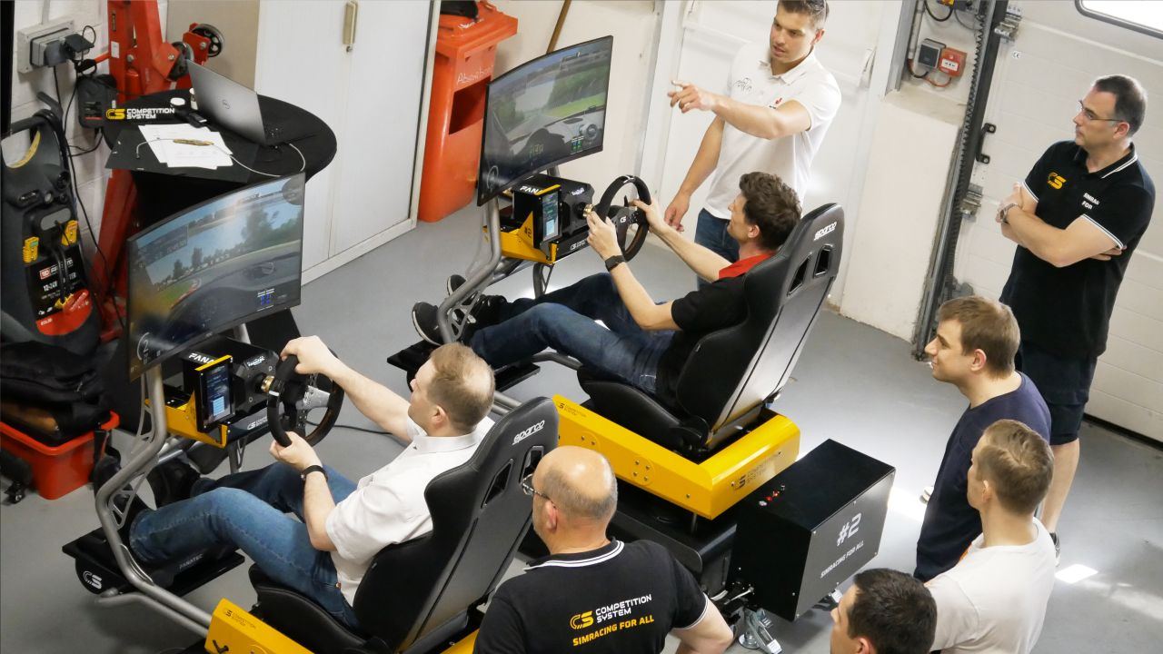 Briefing d'un animateur auprès de participants au volant